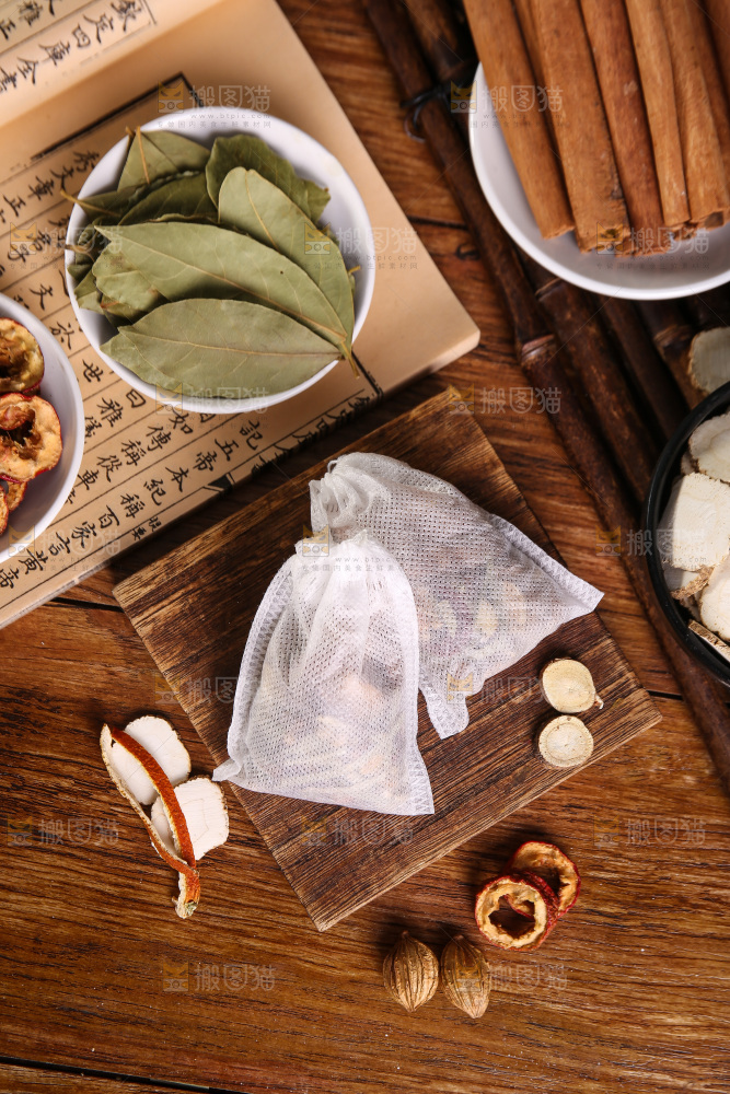 木底上的香料组合