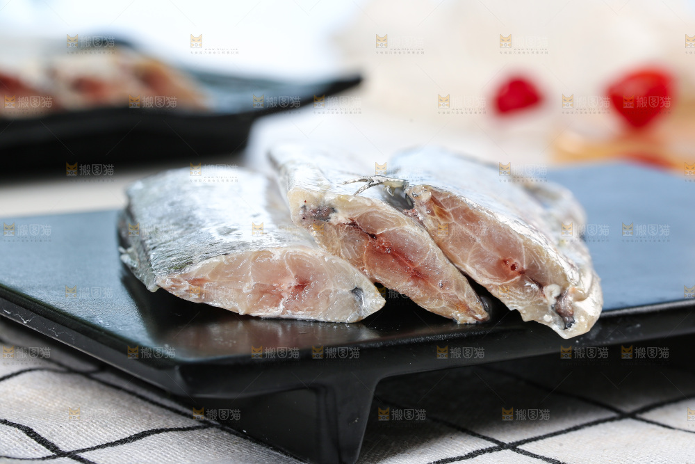 白底上的带鱼段