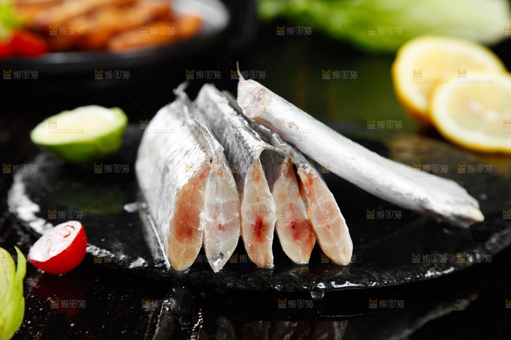 黑底上的鲜冻带鱼段
