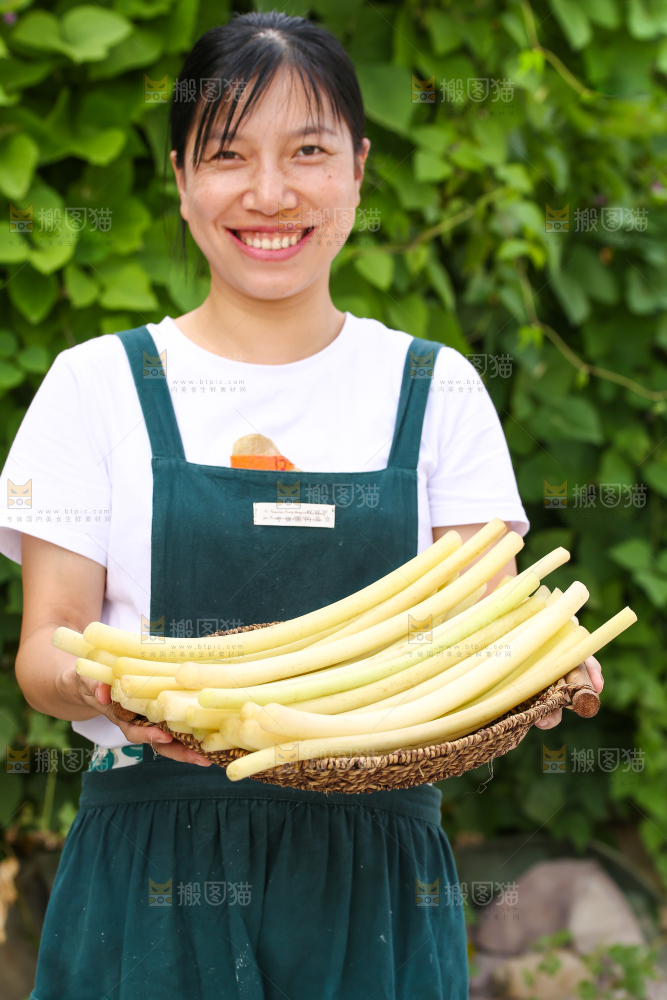 手里拿着藕带