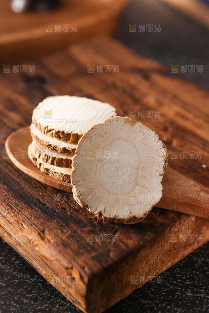 木底上放着的白芷片