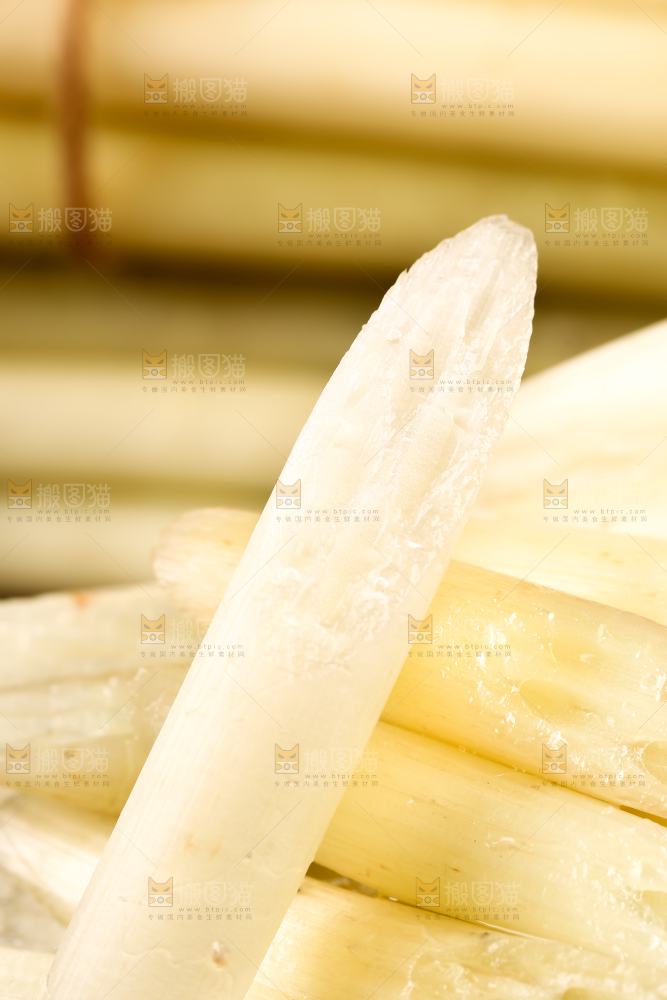 深底上放着藕带