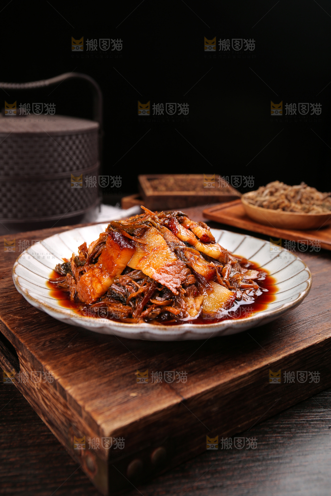 木底上的梅干菜五花肉