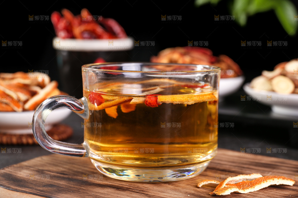 杯子里的陈皮茶