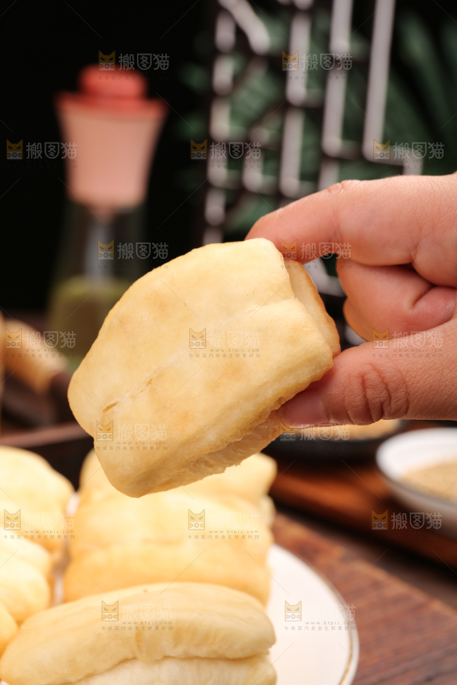 木底上放着的炸油条