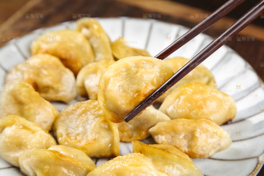 木底上放着的煎饺