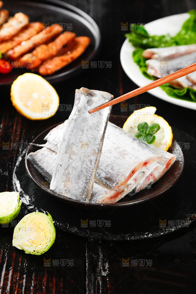 黑底上的鲜冻带鱼段