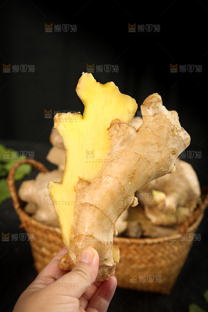 深底上的生姜