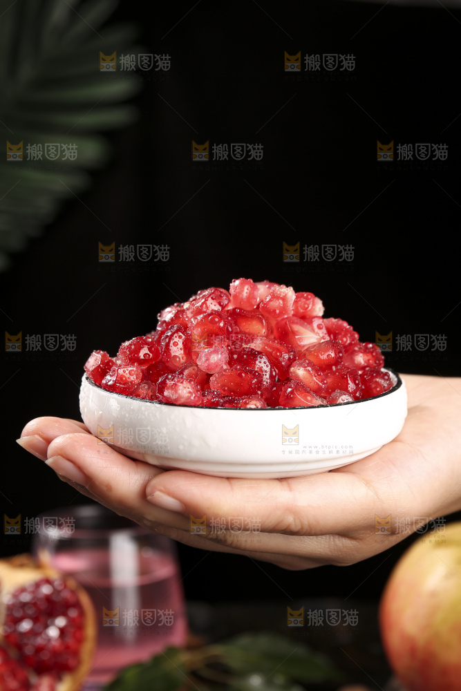 深底上的黑籽石榴