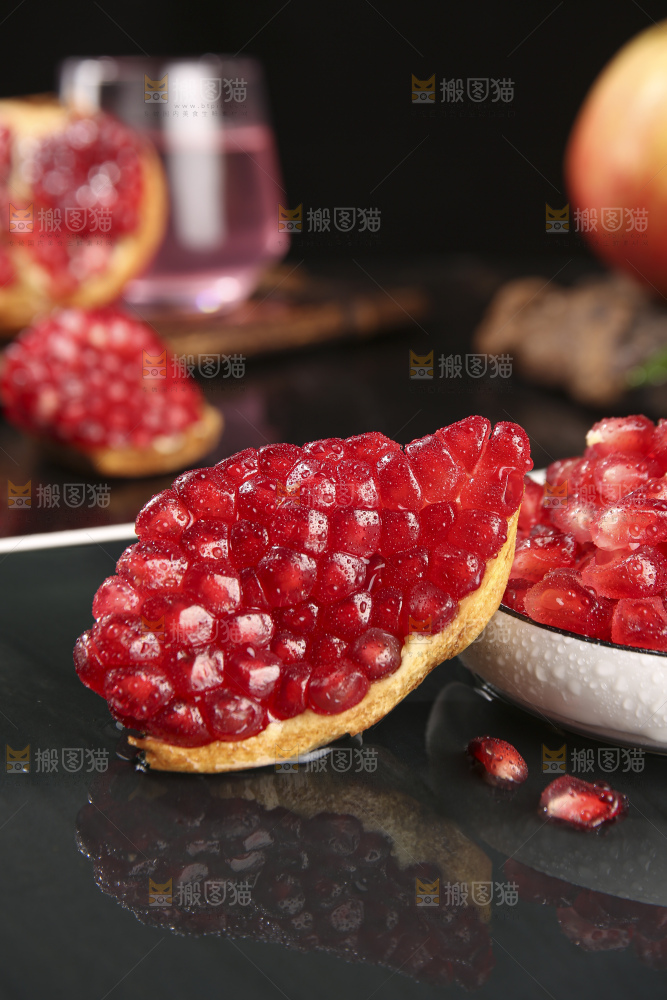 深底上的黑籽石榴