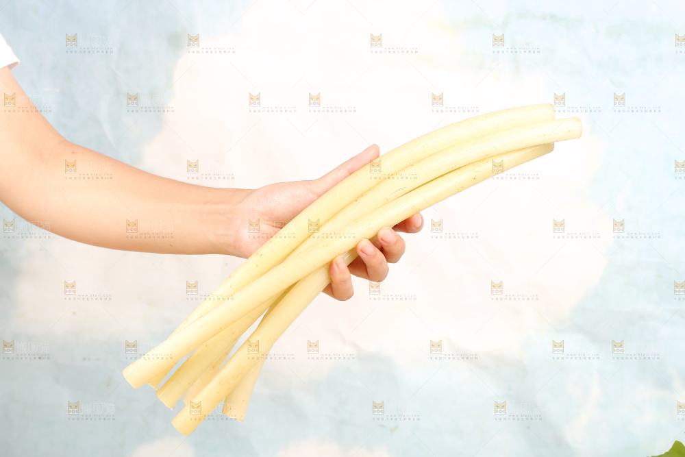 手里拿着藕带