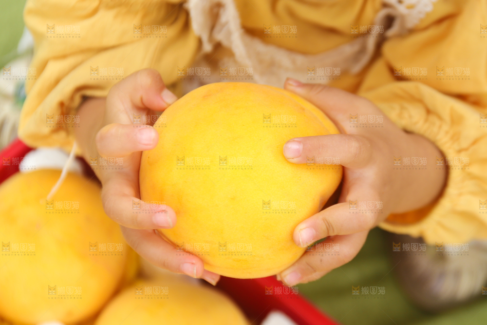手里拿着炎陵黄桃