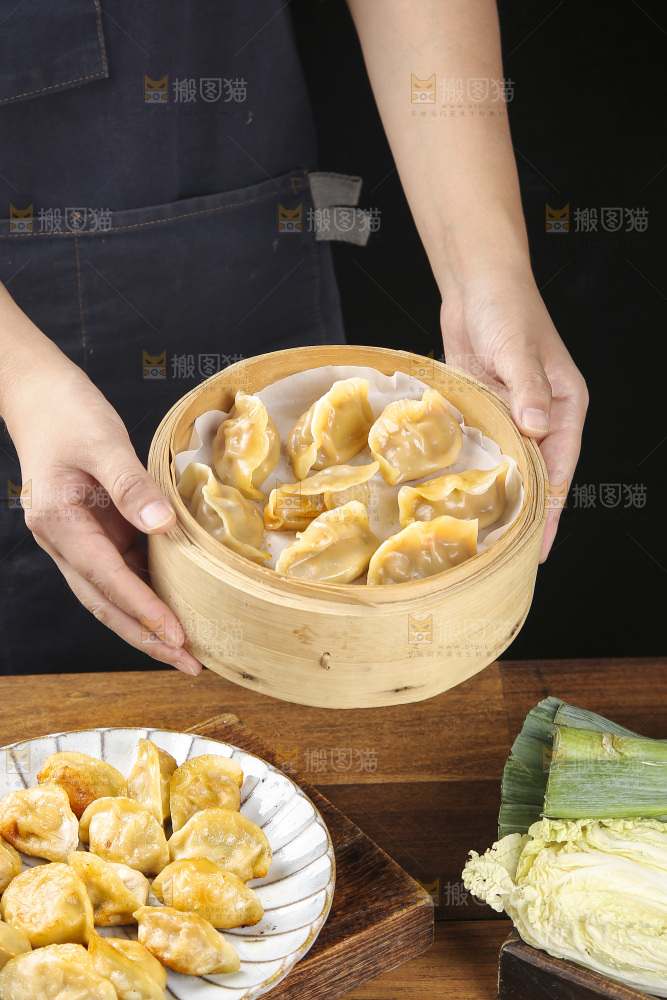 木底上放着的煎饺