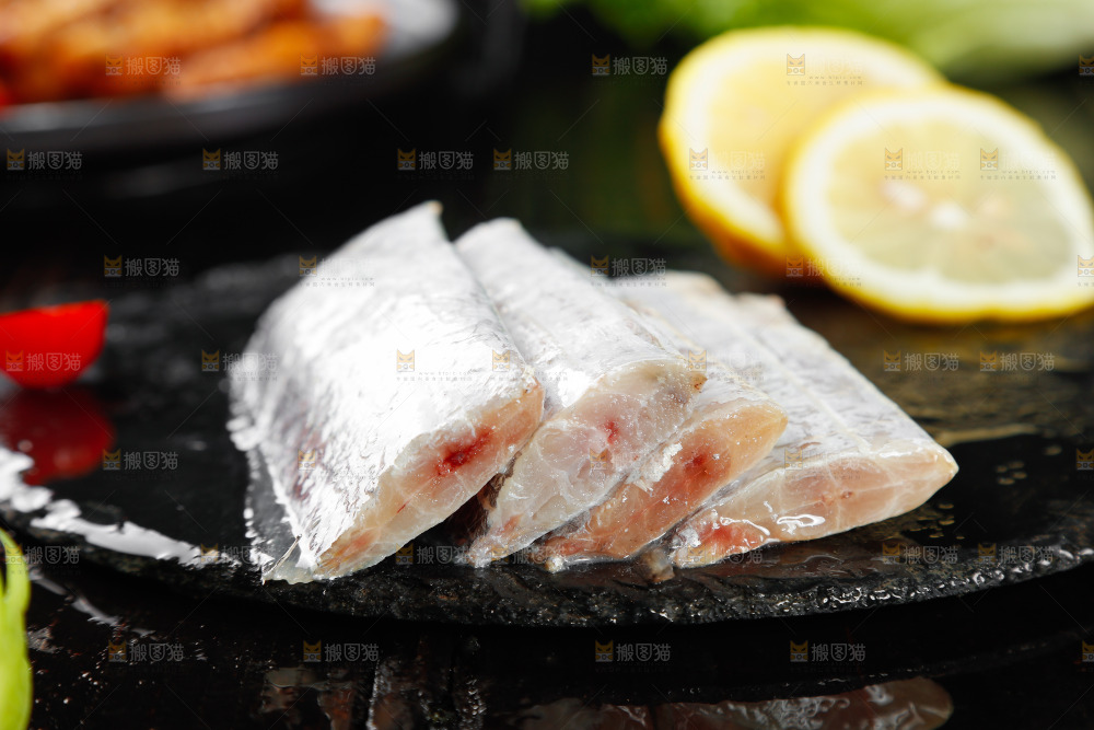黑底上的鲜冻带鱼段