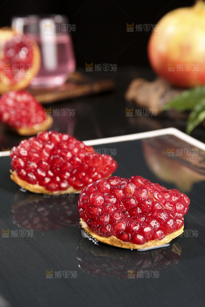 深底上的黑籽石榴