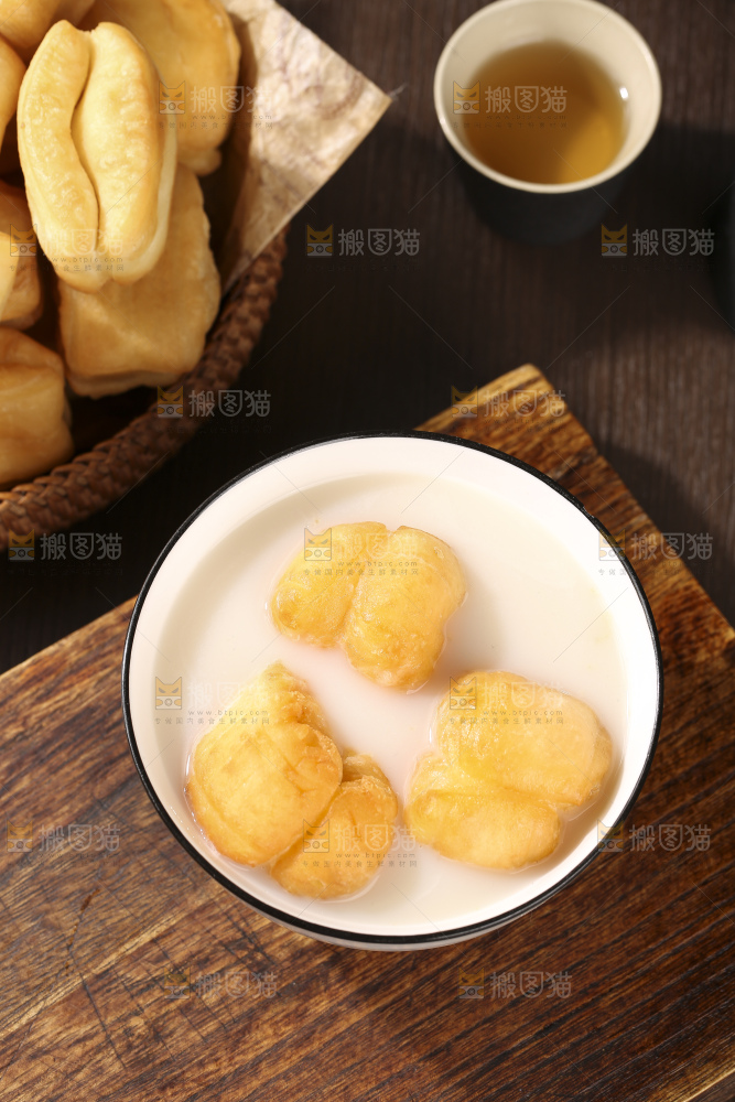 深底上的香酥油条