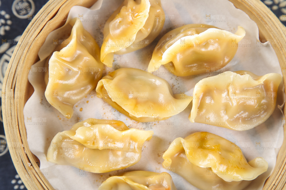 木底上放着的煎饺