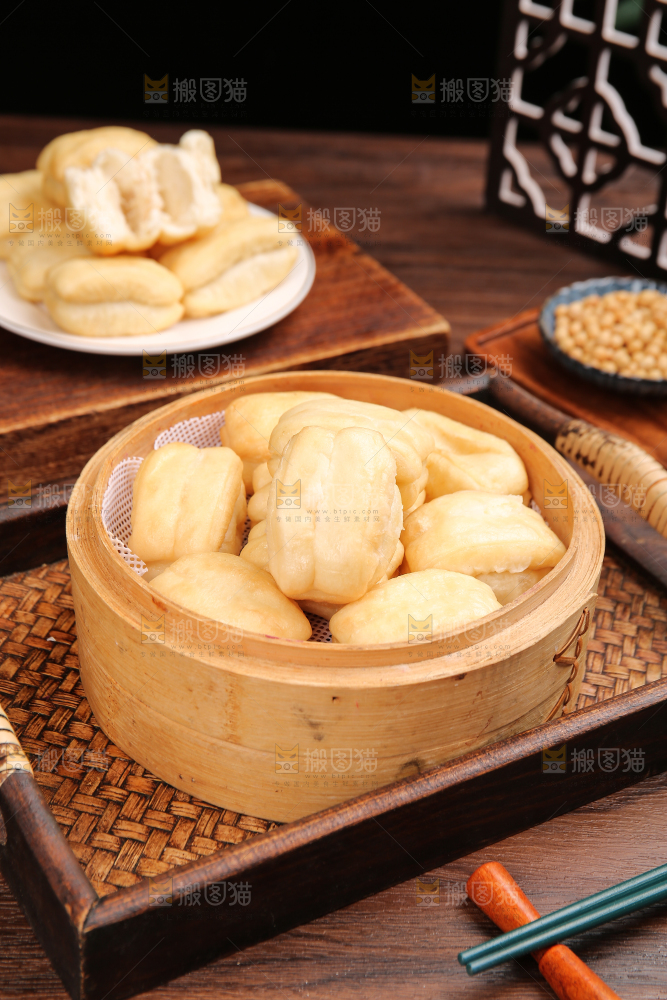 木底上放着的炸油条