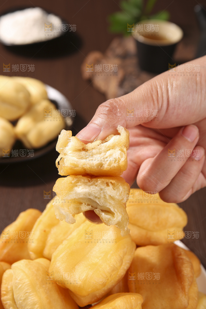 深底上的香酥油条