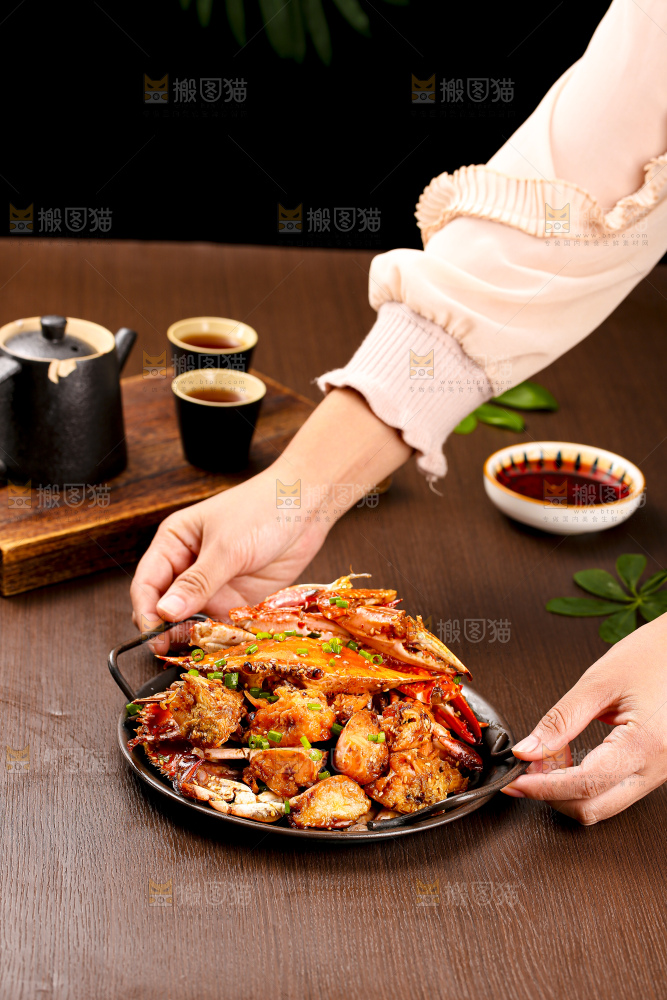 深底上的香辣梭子蟹