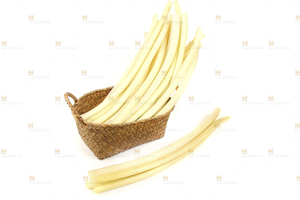 白底上摆放着新鲜藕带