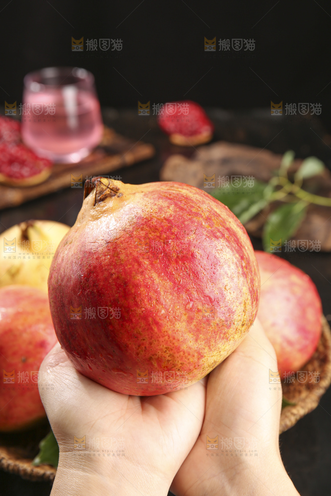 深底上的黑籽石榴