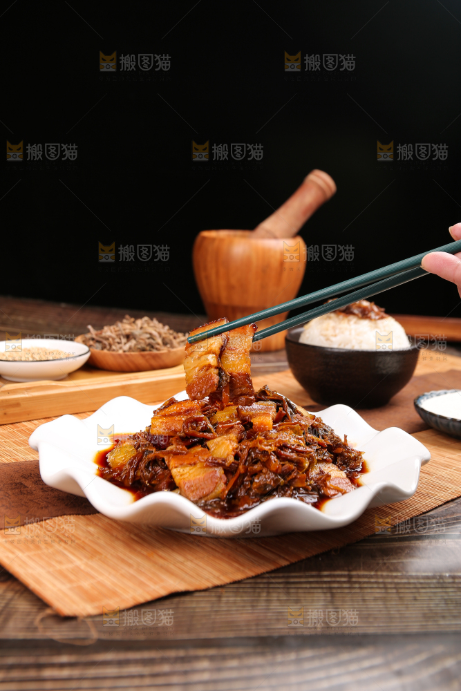 木底上的梅干菜五花肉