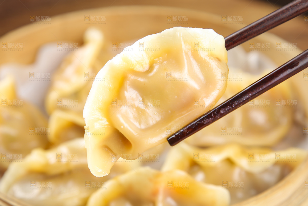 木底上放着的煎饺