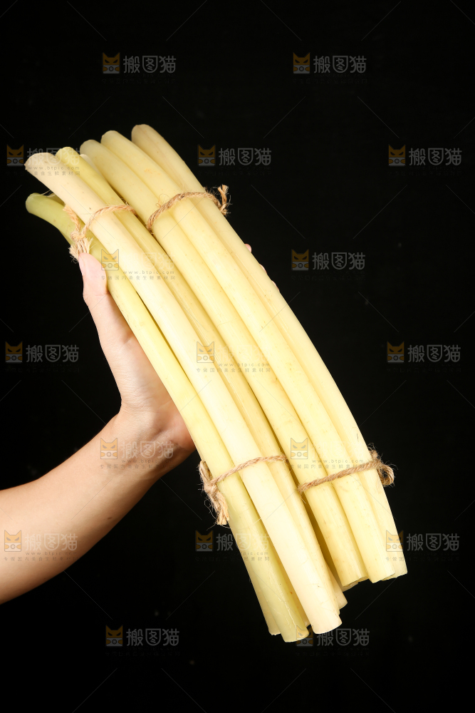 深底上放着藕带