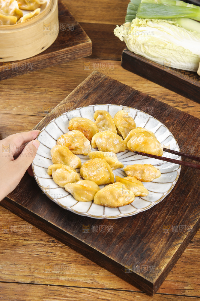 木底上放着的煎饺