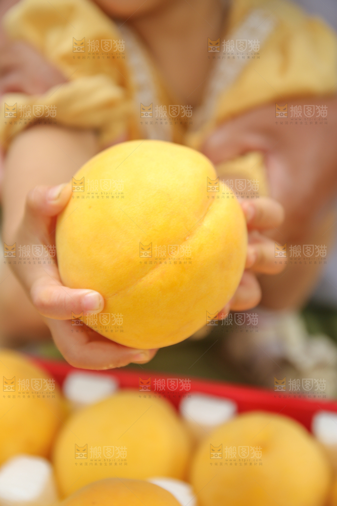 手里拿着炎陵黄桃