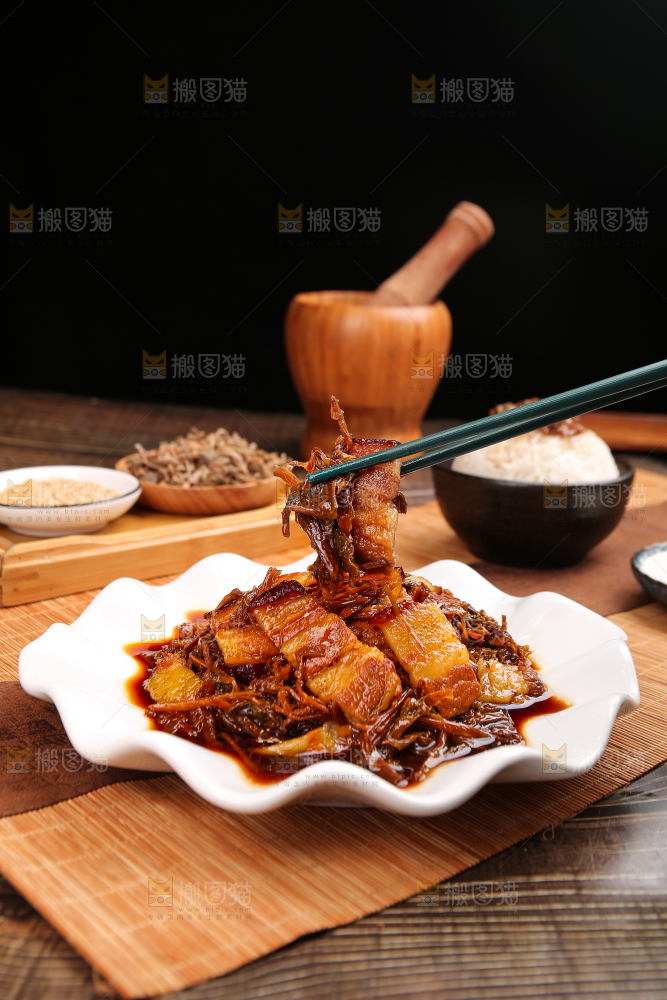木底上的梅干菜五花肉