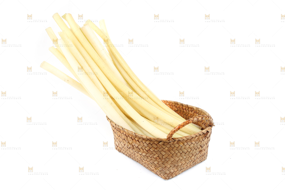 白底上摆放着新鲜藕带
