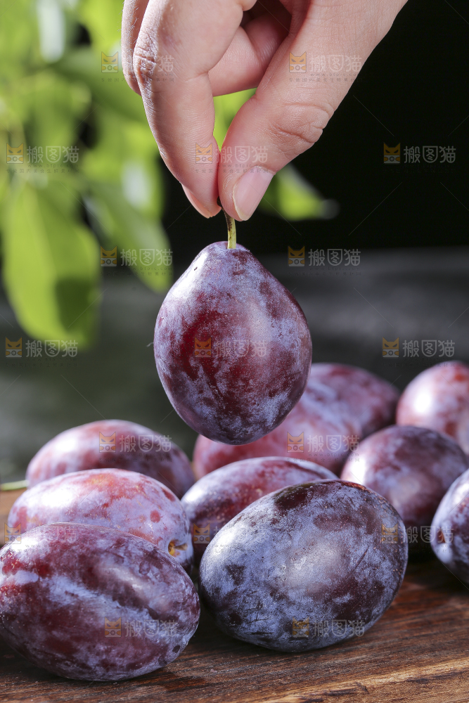 深底上的新鲜西梅