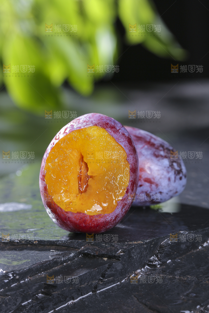 深底上的新鲜西梅