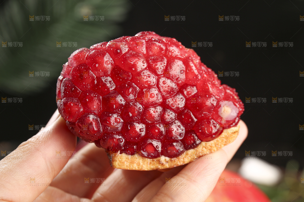 深底上的黑籽石榴