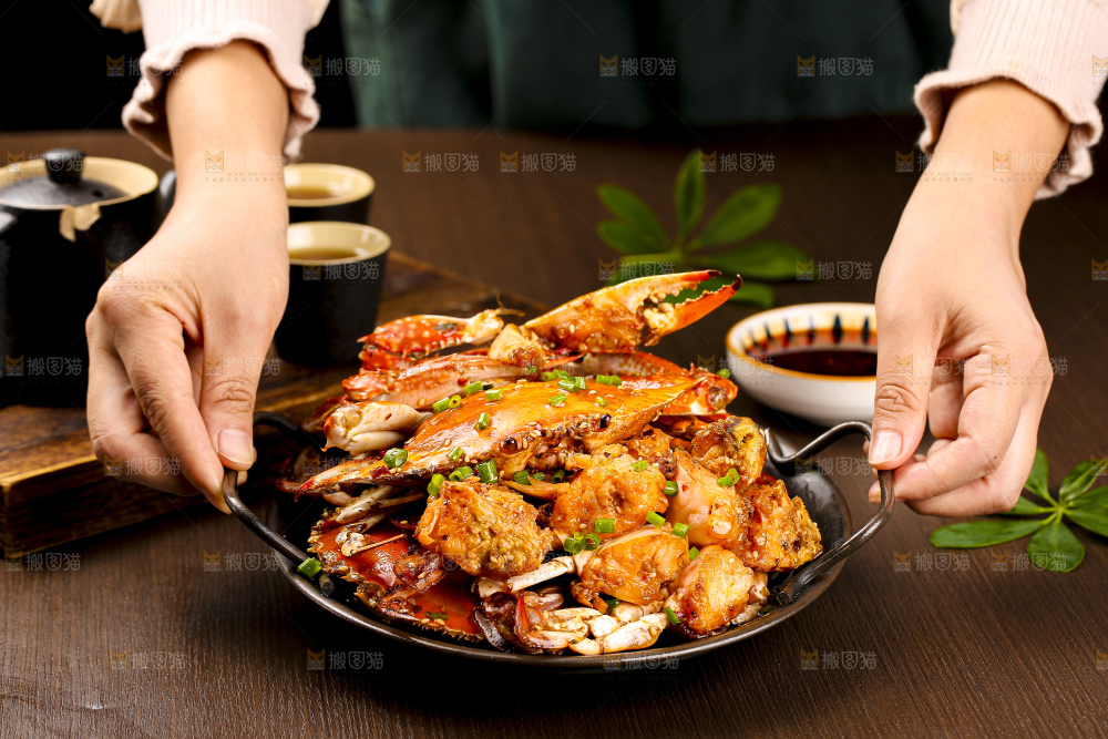 深底上的香辣梭子蟹