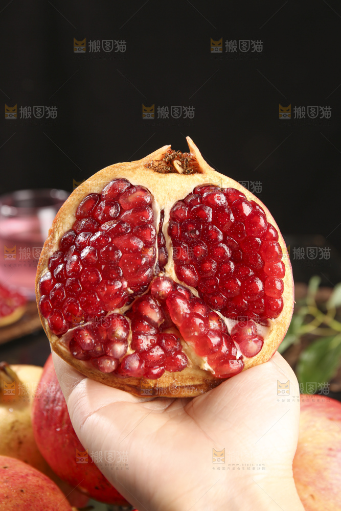 深底上的黑籽石榴