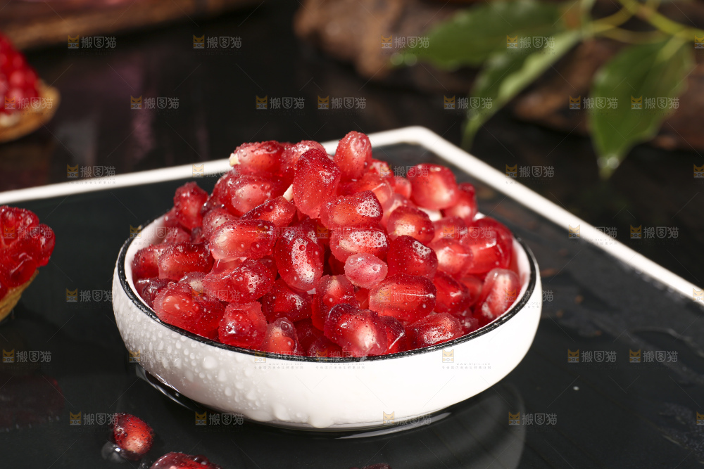 深底上的黑籽石榴