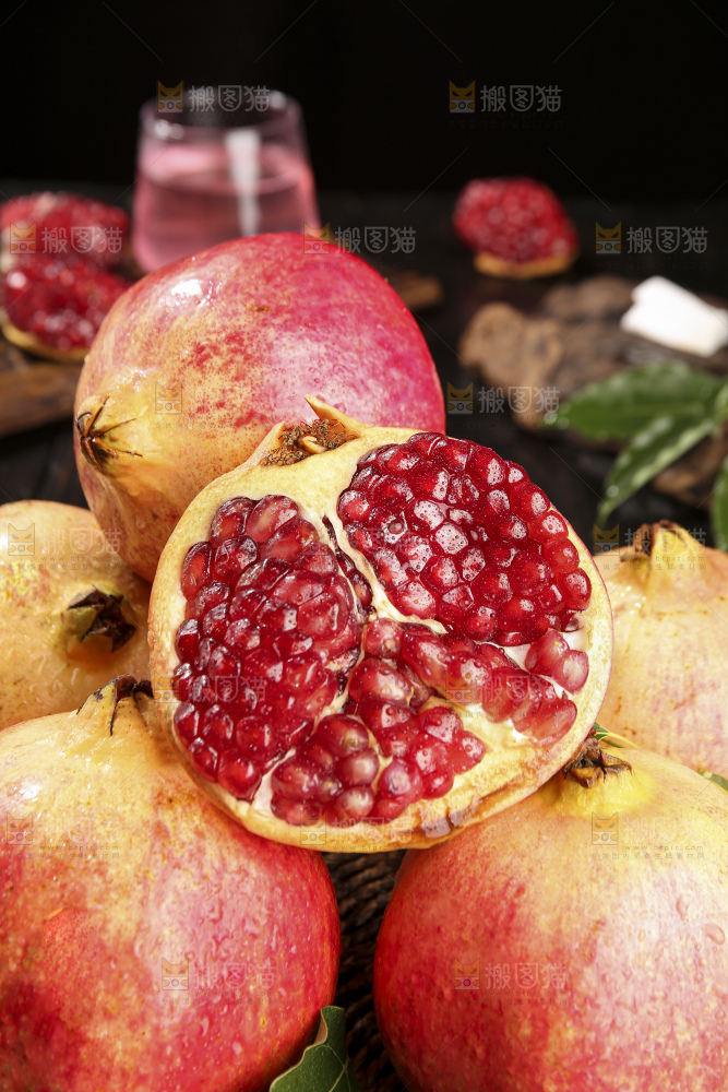深底上的黑籽石榴