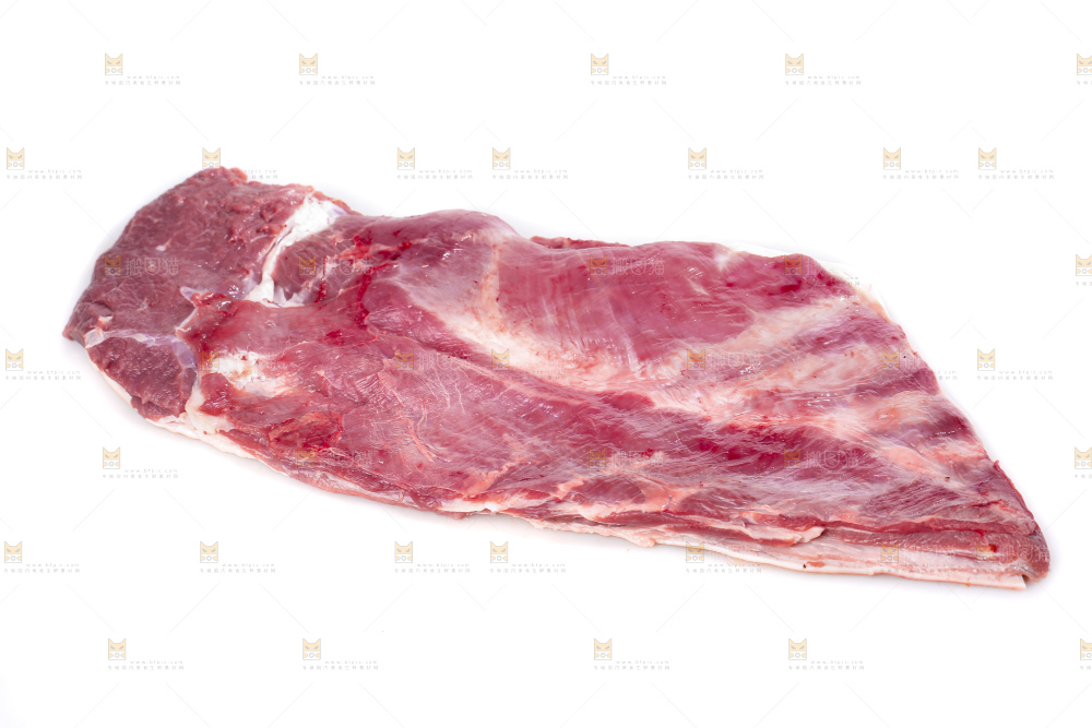 白底上的新鲜羊肉