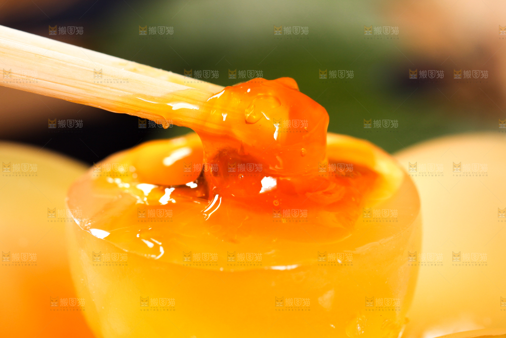 浅底上的黄心皮蛋