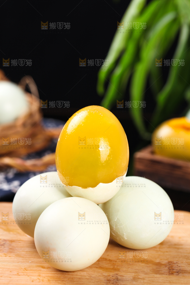 深底上的黄金皮蛋