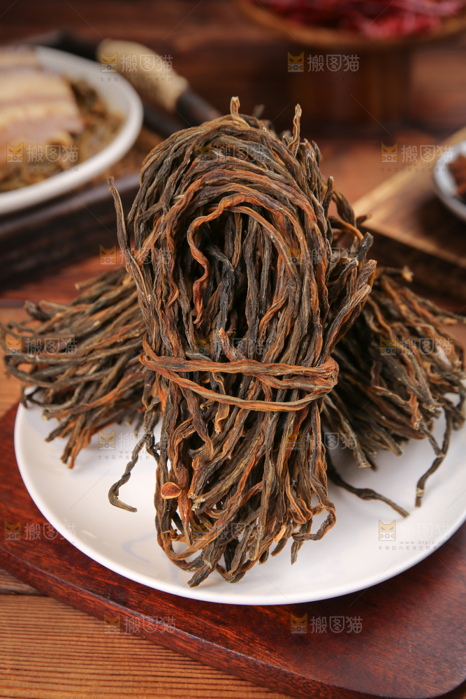 木底上放着干豆角