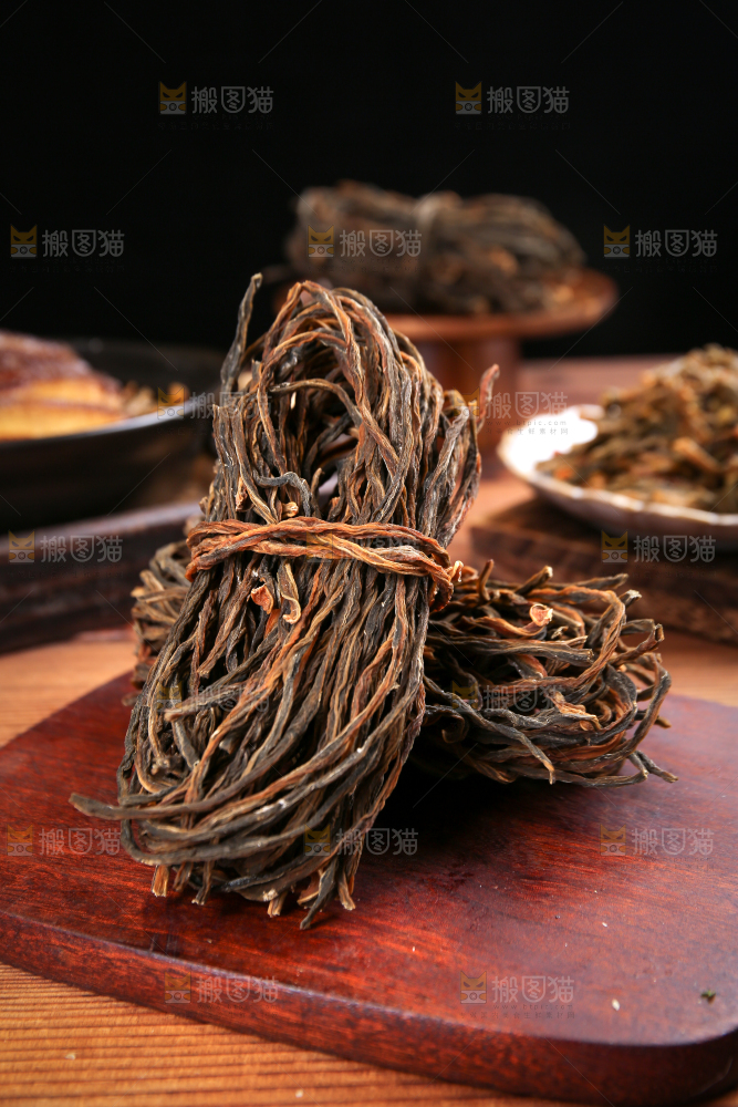 木底上放着干豆角