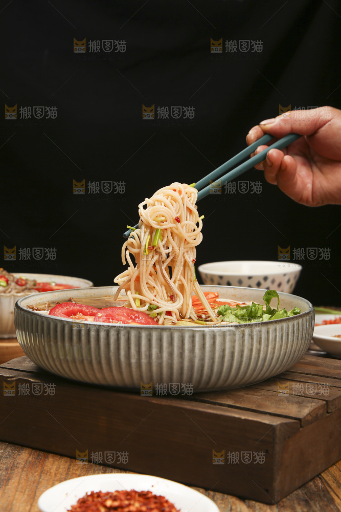 木底上的一碗冷面