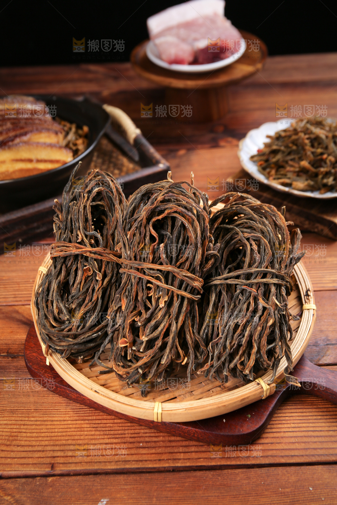 木底上放着干豆角