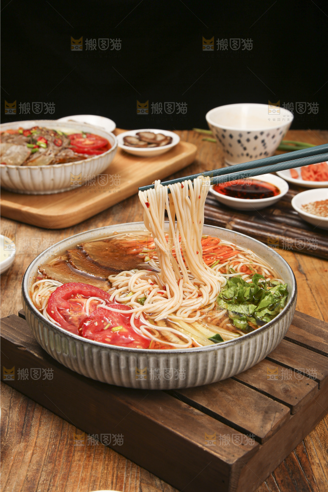 木底上的一碗冷面