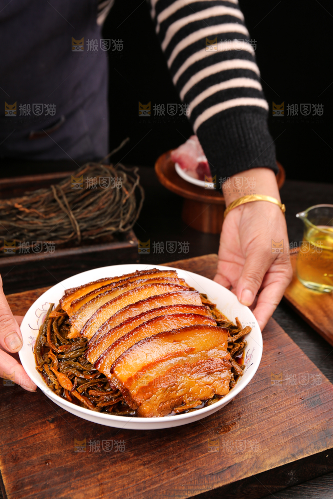 深底上的干豆角扣肉