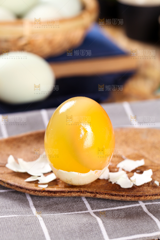 浅底上的黄心皮蛋